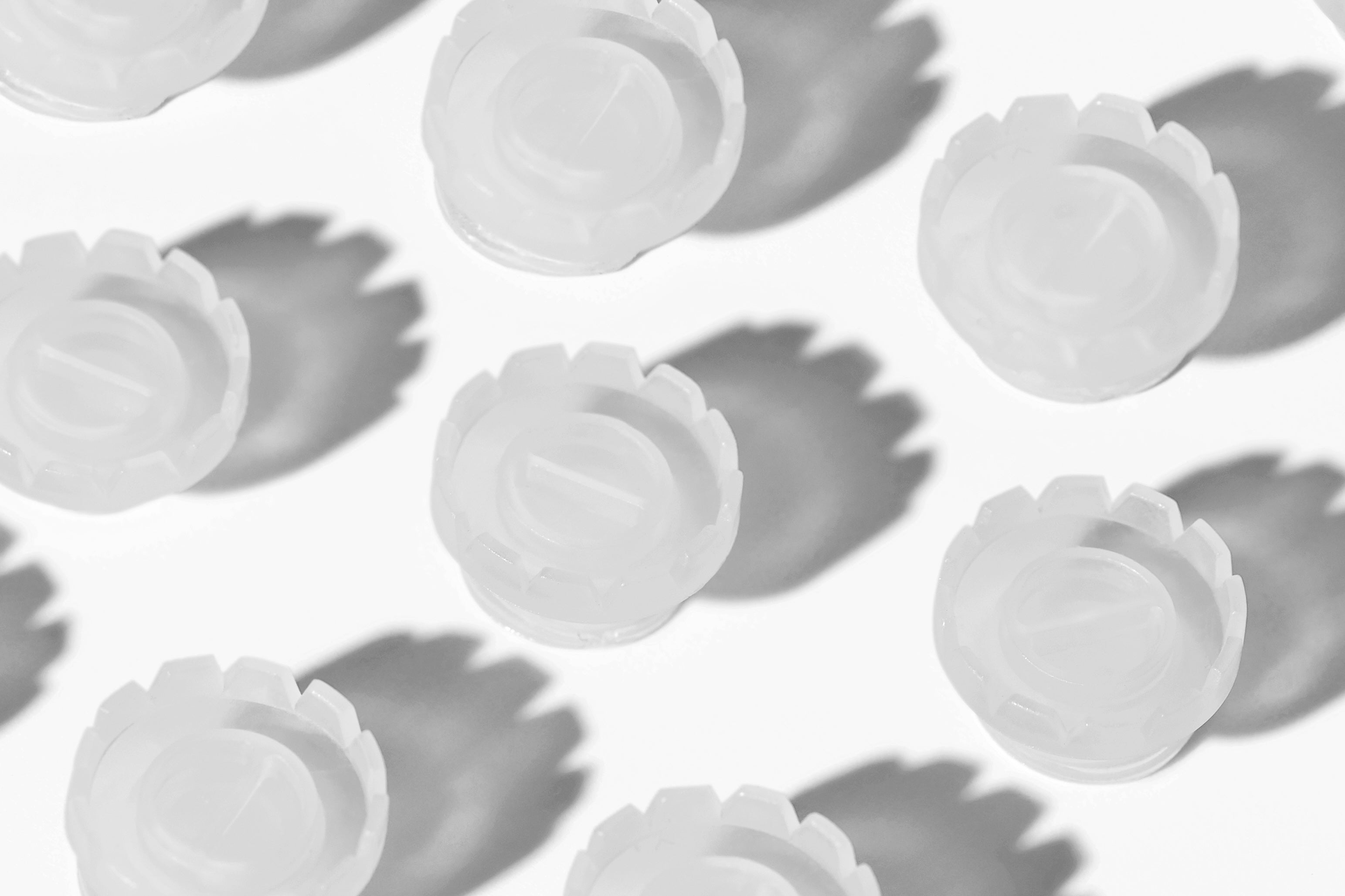 Self-Adhering GLÜ-cups