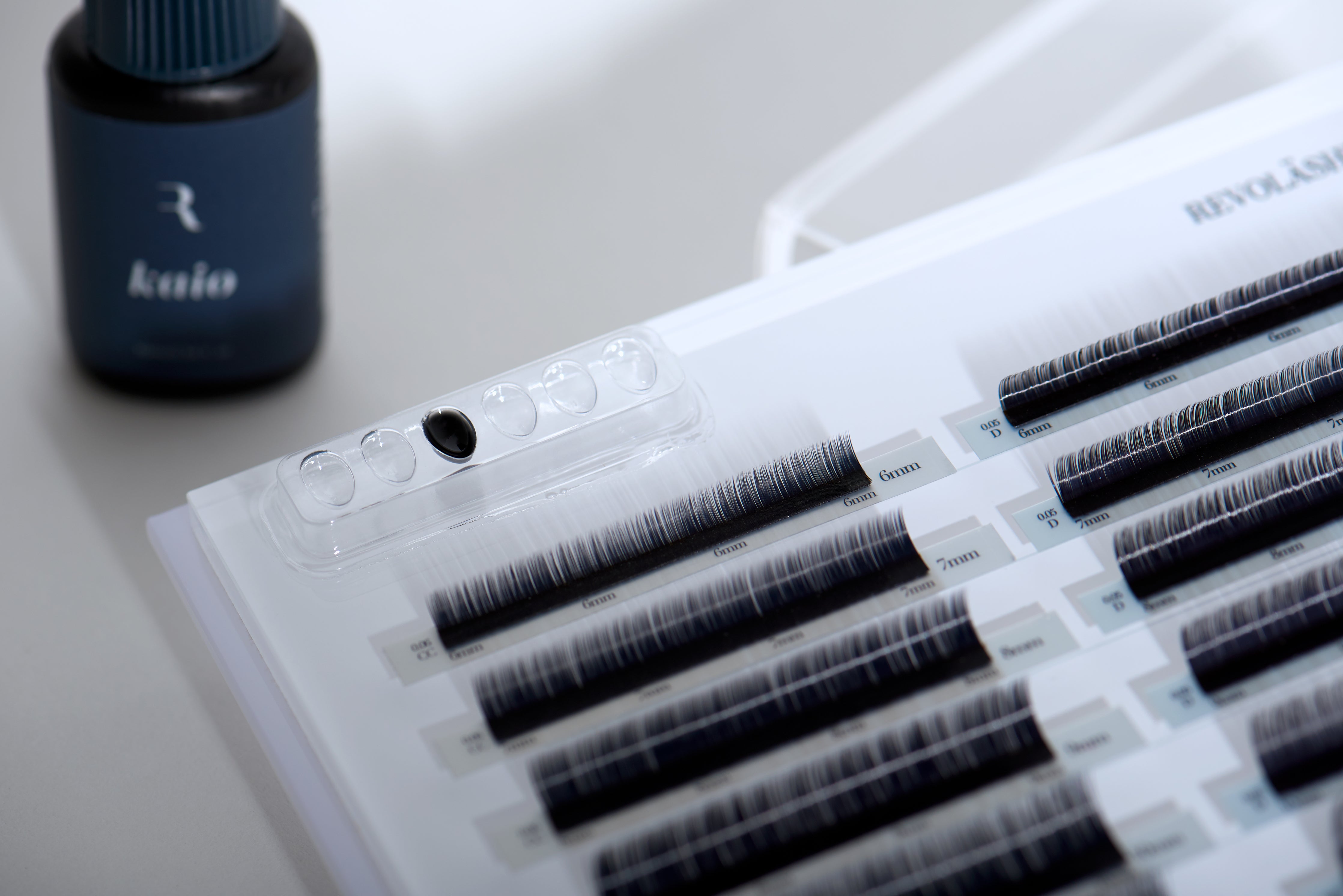 Self-Adhering Glue Trays (50 Disposable Pieces)